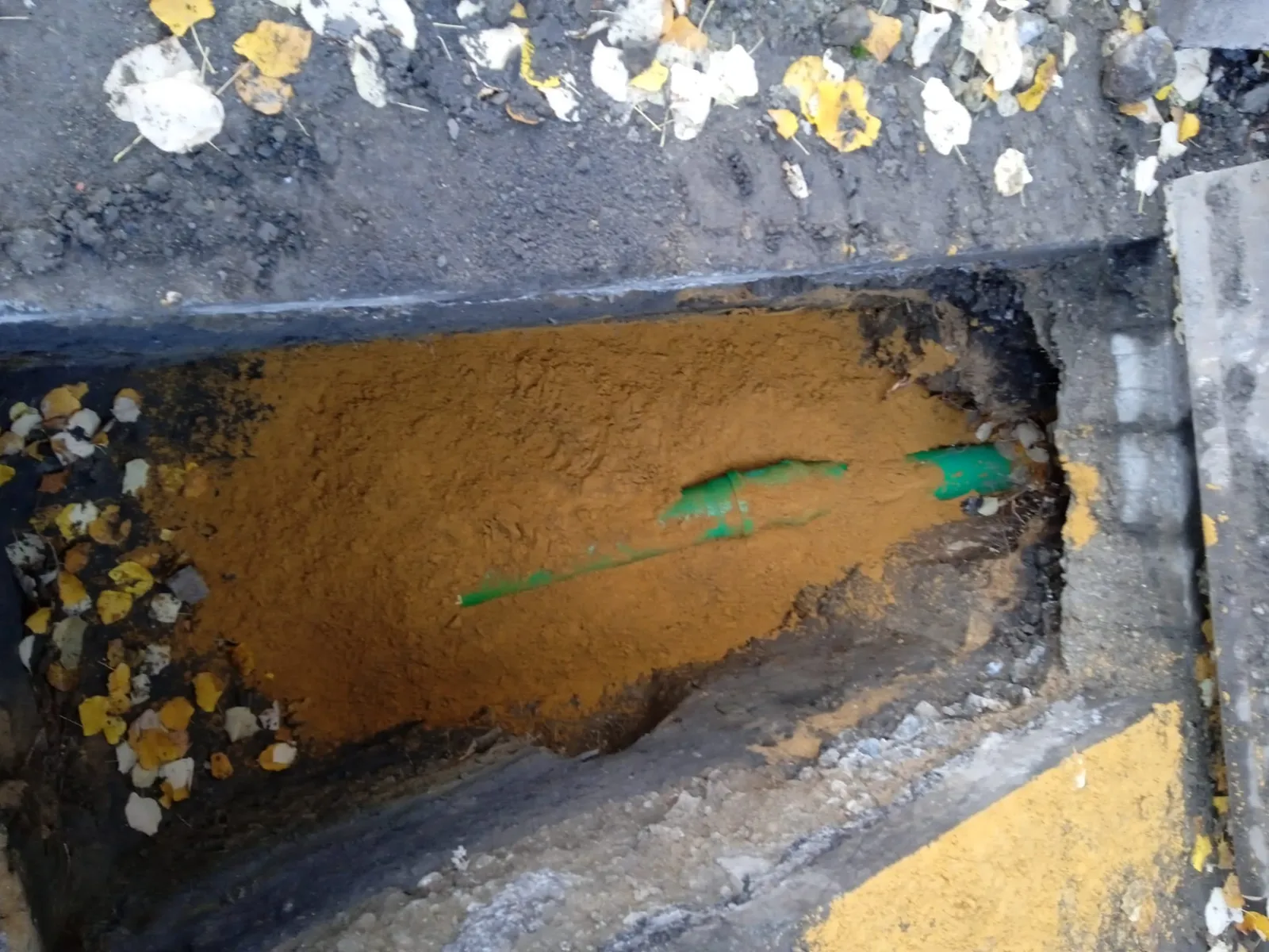 Glasfaser-Leerrohre in der offenen Trasse vor dem Verfüllen