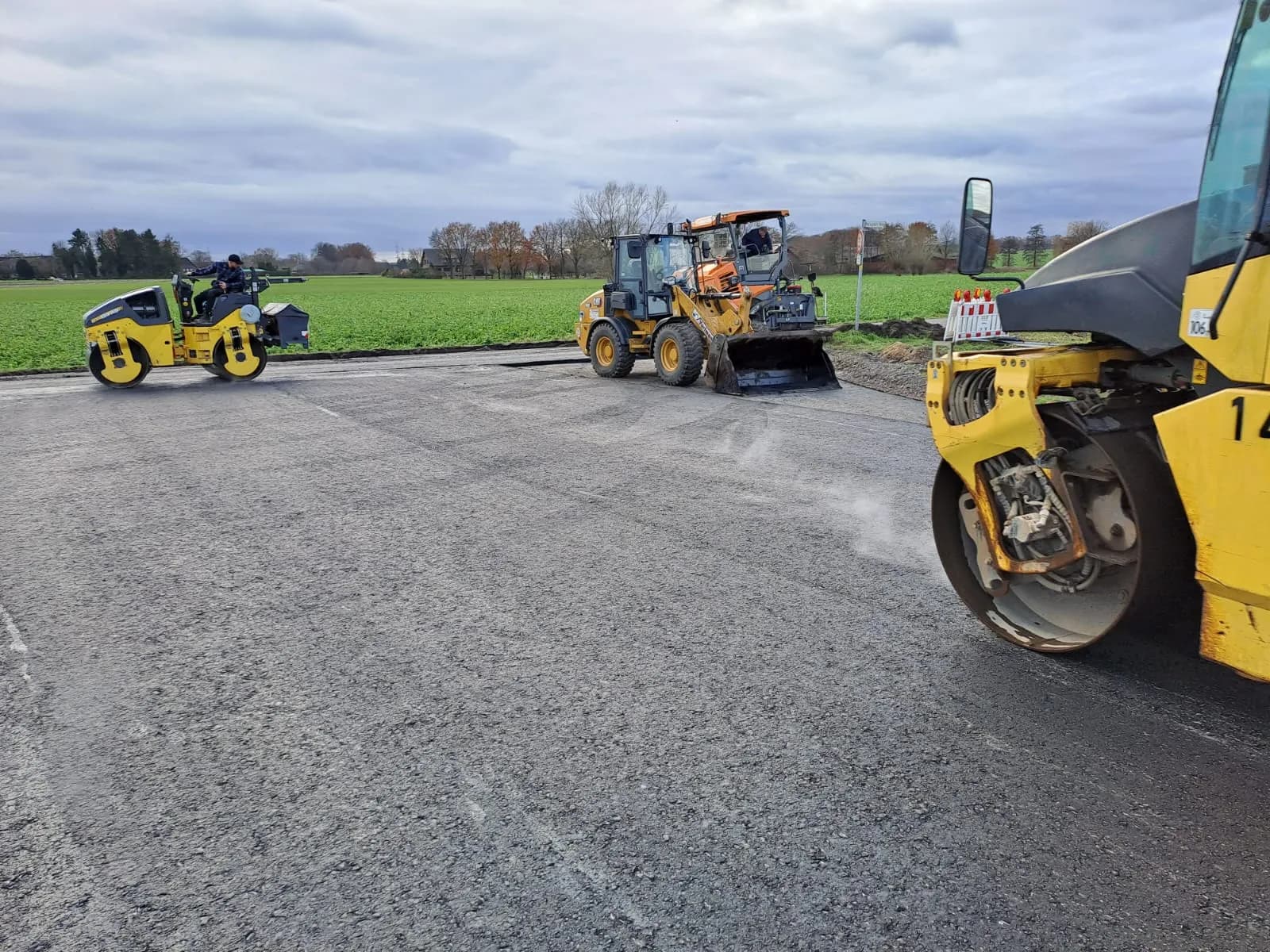 Zwei Walzen bei der Verdichtung einer frisch eingebauten Asphaltdecke